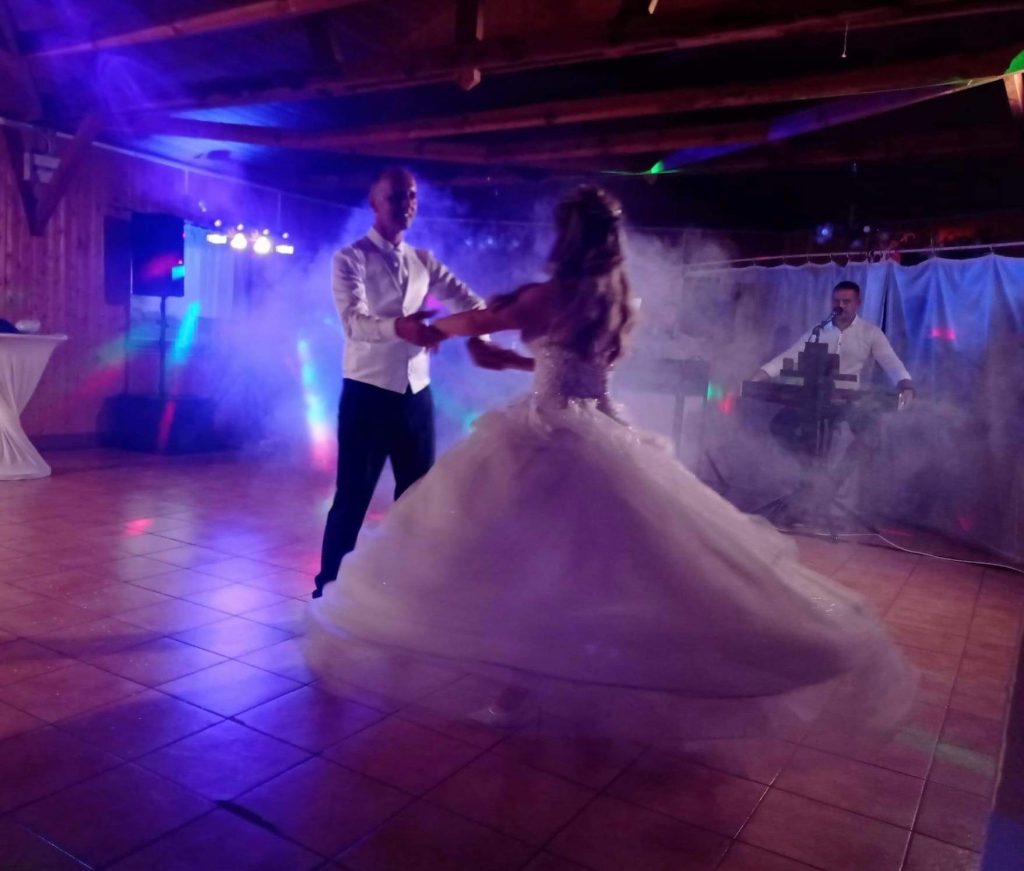 Esküvői Táncoktatás Győrben Premium Show Viki és Kriszt tánca Flames