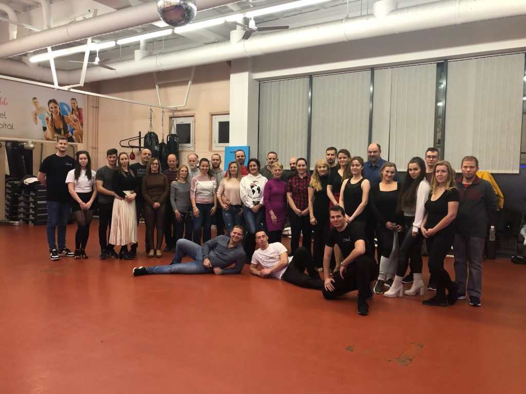 Bachata táncoktatás felnőtteknek Győr Flames Tánciskola évzáró csoportkép